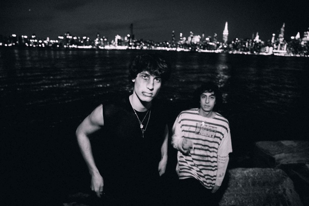 GRLS estrena T.V ADDICT, su álbum debut cargado de energía y diversidad&nbsp;sonora