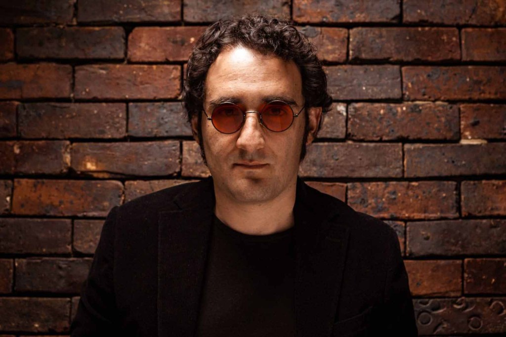 E Multicolor presenta su nuevo álbum doble Nada que nos sea&nbsp;difícil